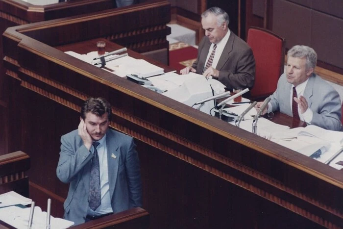 In den Kaffee wurde Cognac nachgefüllt und Witze erzählt. Der ehemalige Volksabgeordnete erzählte, wie die Verfassung 1996 verabschiedet wurde