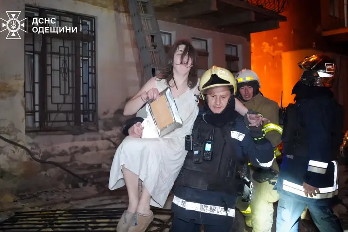 Врятувала єдине, що залишилося від рідних: історія дівчини з Одеси, квартиру якої знищила РФ