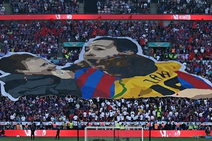 Die Fans von Crystal Palace haben ein berührendes Banner für das historische Spiel vorbereitet