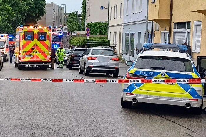 В Германии мужчина врезался в толпу, среди пострадавших – его жена и дочь