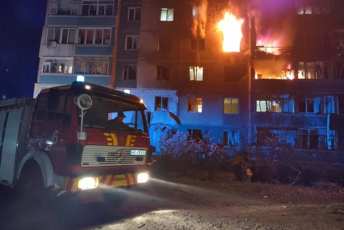 Durch den russischen Angriff auf ein Wohnhaus in Kamjanske starb ein Mann: Einzelheiten von OVA