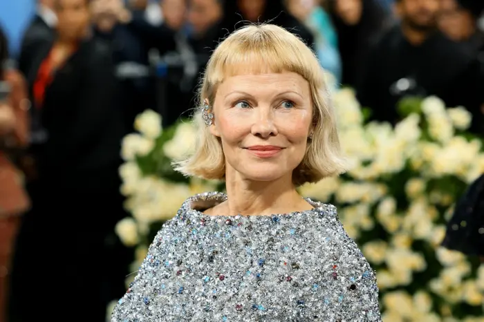 Pamela Anderson überraschte ihre Fans mit ihrer neuen Frisur (Video)