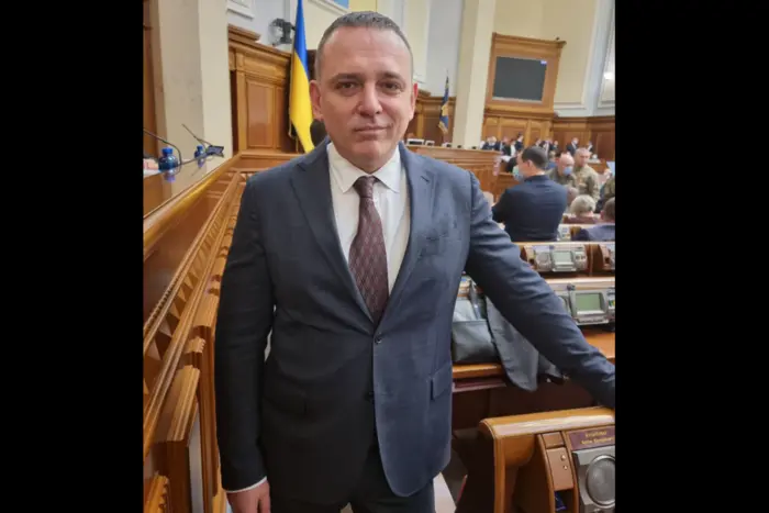 Bracia, z Dniem Zwycięstwa. Poseł z 'Sługi Narodu' powitał Ukraińców z rosyjskim świętem
