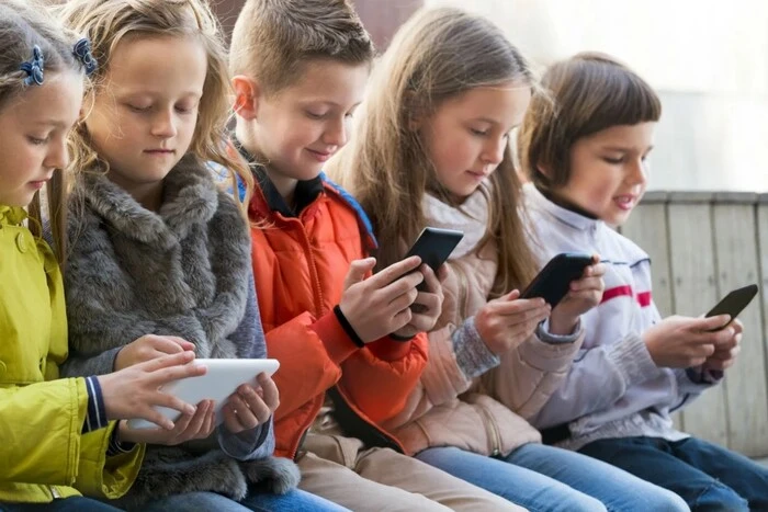 Największa prowincja Kanady całkowicie zakazuje korzystania z telefonów komórkowych w szkołach