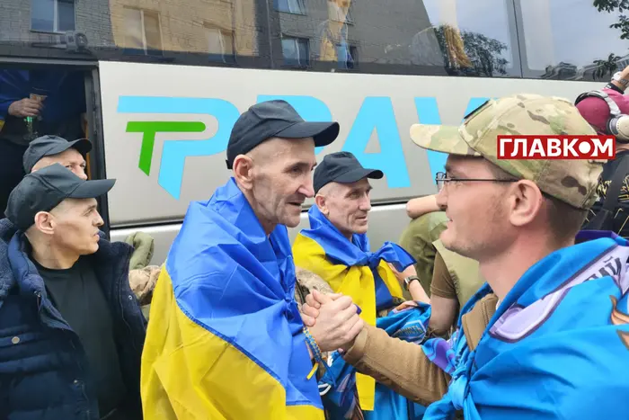 Обмін полоненими: нові деталі повернення захисників та щемливі фото