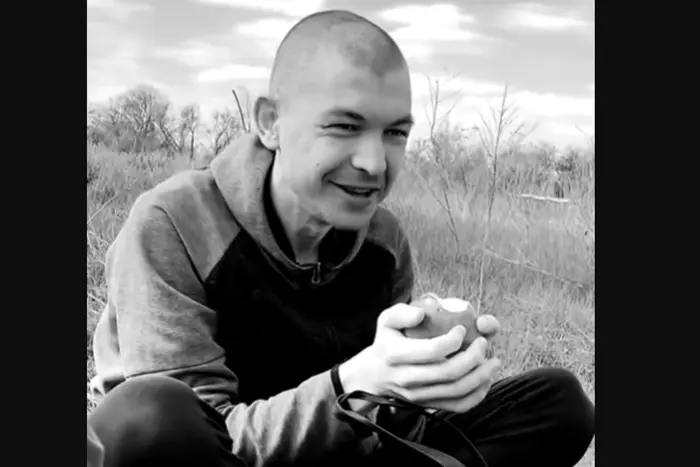 Помер звільнений з полону боєць Шаповалов, який рік мріяв про яблуко