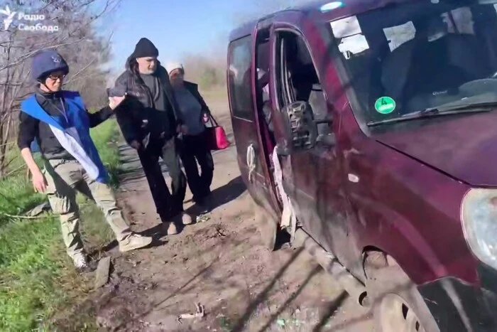 Атака FPV-дронами на евакуаційне авто
