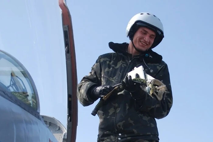 Зеленський присвоїв звання Героя України загиблому пілоту F-16 Максиму Устименку