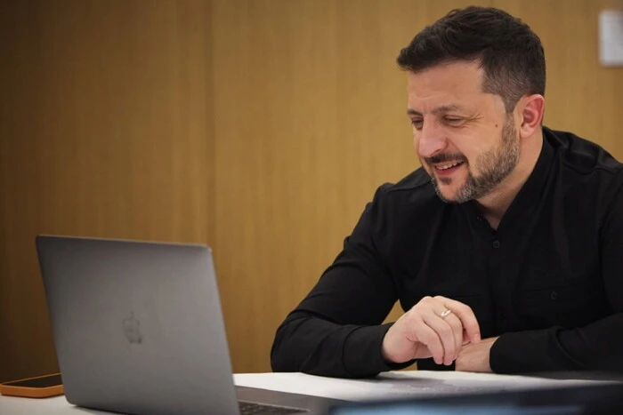 Зеленский созвонился с президентом FIFA Инфантино и Шевченко