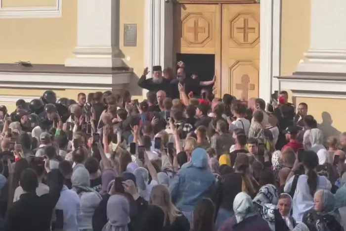Doors of the temple broken: what is happening at the Holy Spirit Cathedral in Chernivtsi (video)