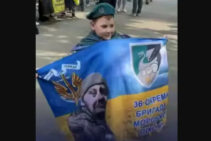 Junge trifft Ukrainer aus russischer Gefangenschaft: hofft, seinen Vater zu finden (Video)