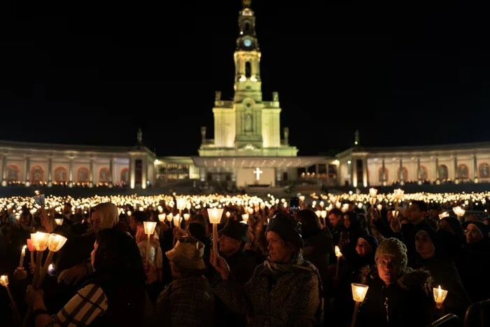 Setki tysięcy pielgrzymów zgromadziło się w Fatimie na coroczną modlitwę