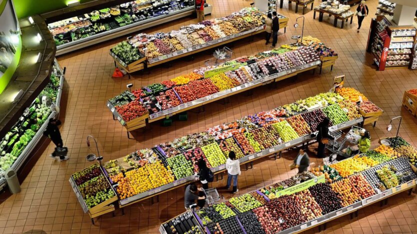 Nicht für alle erschwinglich: Ukrainern wurden die Preise für junge Kartoffeln, Zwiebeln, Erdbeeren und Heidelbeeren im Mai gezeigt