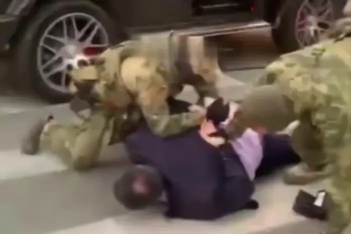 Russische Sicherheitskräfte haben die Festnahme aserbaidschanischer Geschäftsleute durchgeführt (Video)