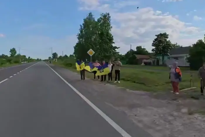 Освобожденных из плена украинцев на пути домой приветствуют люди: трогательное видео
