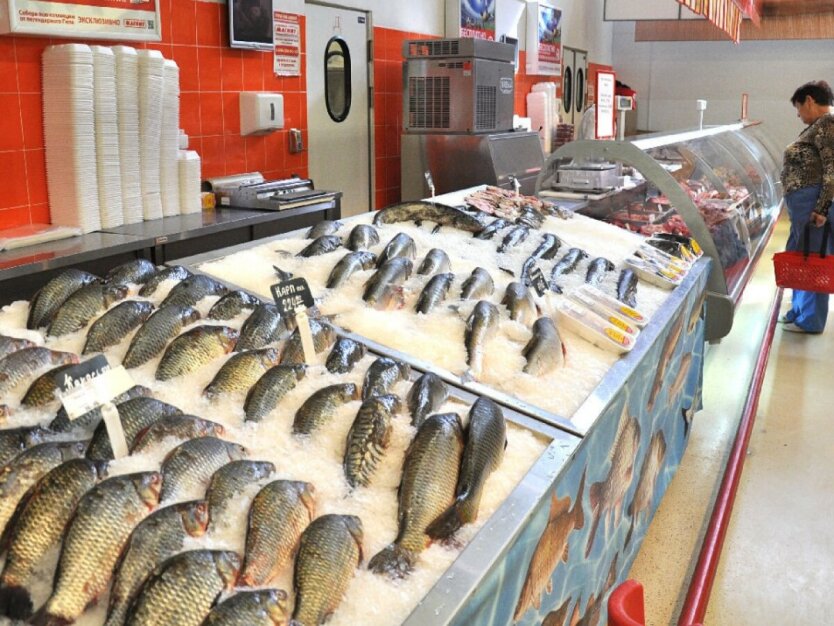 Ceny ryb znacznie wzrosły: ile oferują Auchan, Metro i Varus za karpia, śledzia i makrelę