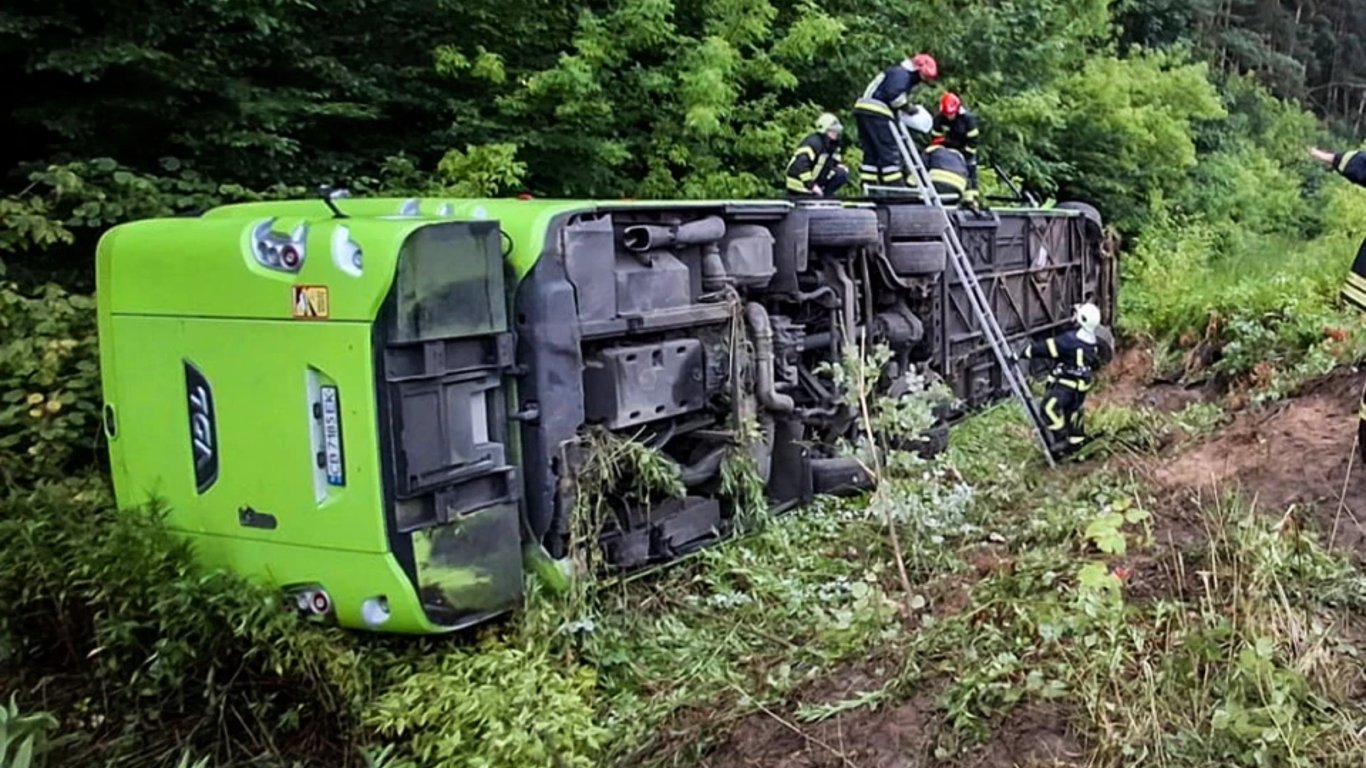 На трасі біля Львова ДТП з автобусом — що відомо про постраждалих