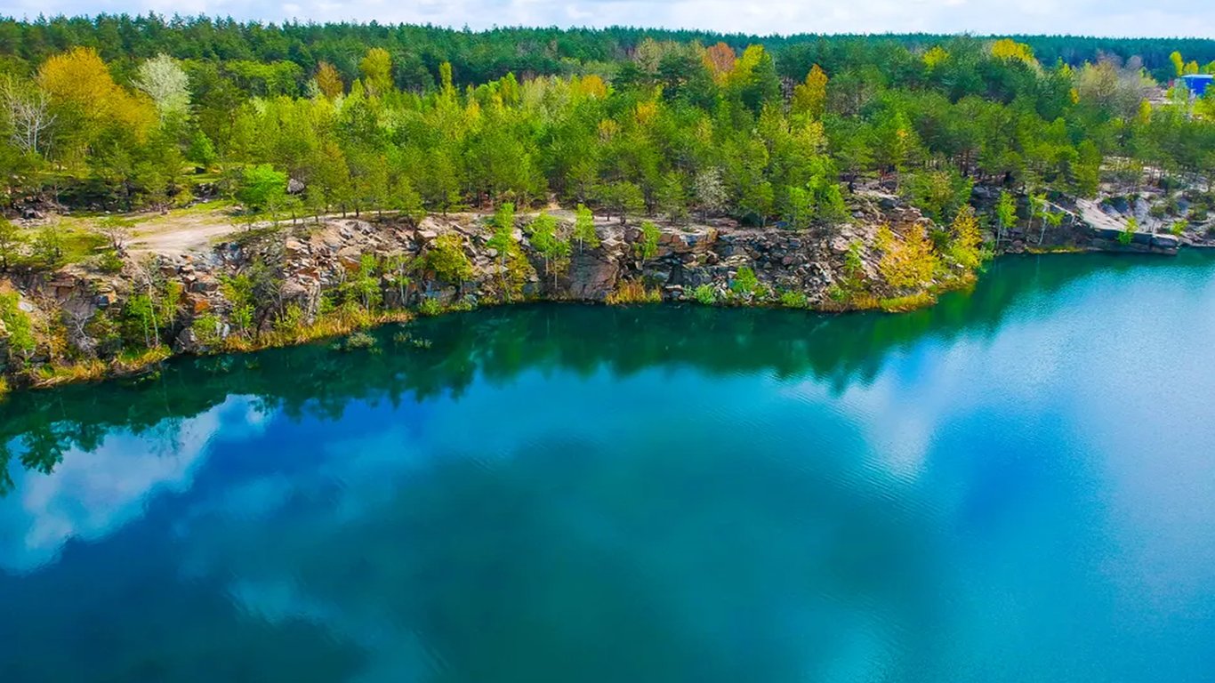 Tajemnica Korostyszywskiego kamieniołomu — co kryje turkusowe jezioro