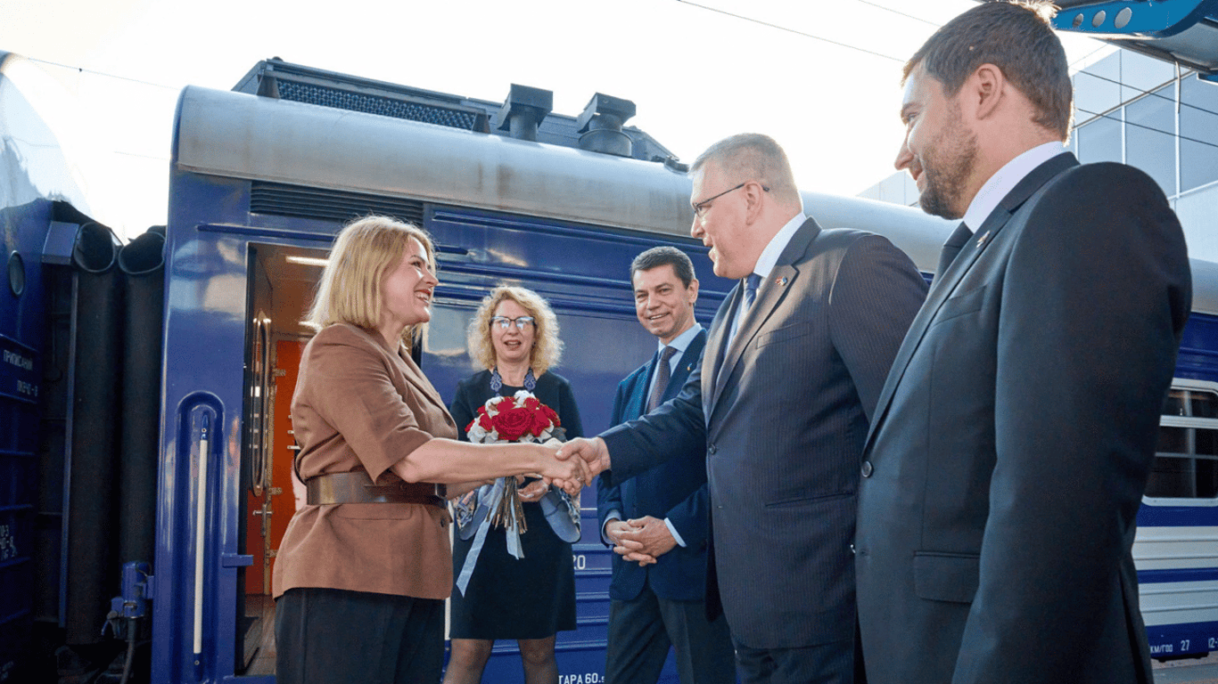 Die Ministerpräsidentin Lettlands ist zu einem Besuch in Kiew angekommen
