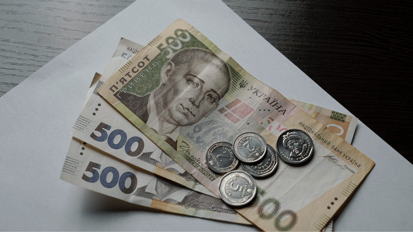 Доплаты для пенсионеров в августе — кому доплатят более 1500 гривен