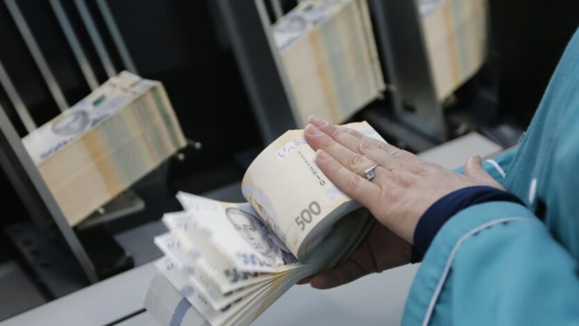 Зарплаты чиновников в Украине взлетели: кому платят почти 500 тысяч гривен